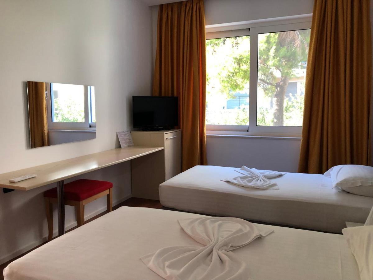 Nemesis Hotel Sarandë Eksteriør billede